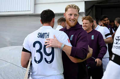 Ben Stokes congratulating Jamie Smith on England's victory.