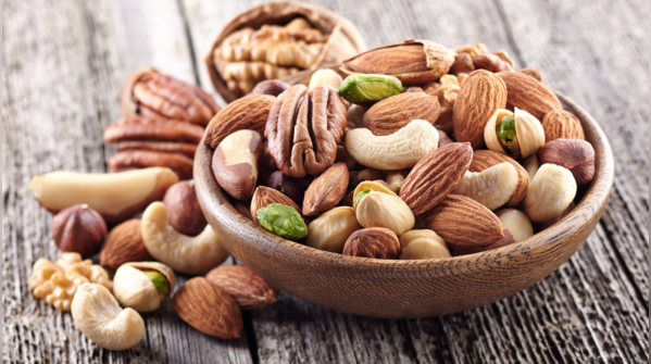 Healthy nuts, a snack for blood sugar control