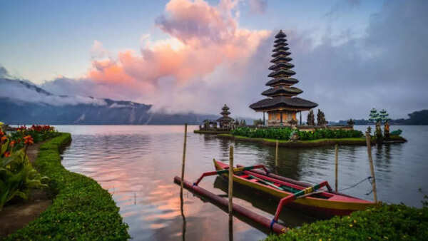 Balinese temple overlooking the ocean
