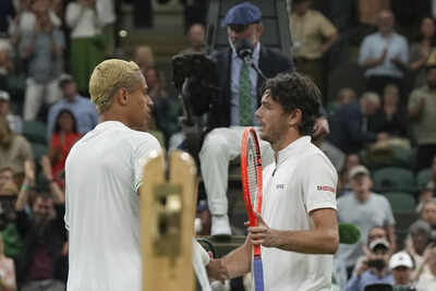 Fritz and Diallo shake hands at Wimbledon 2025.