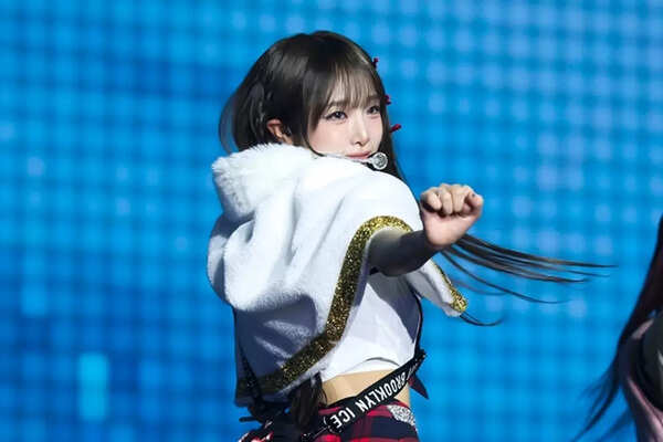 Choi Yena making a surprise appearance at Jin's concert